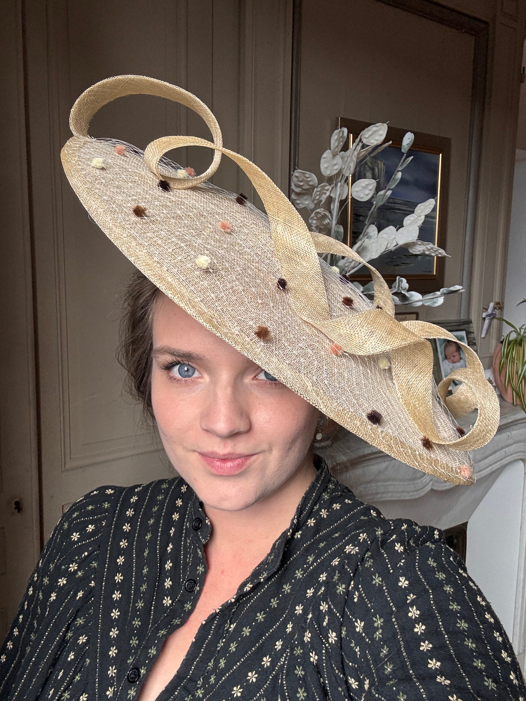 Chapeau de cérémonie sur serre-tête