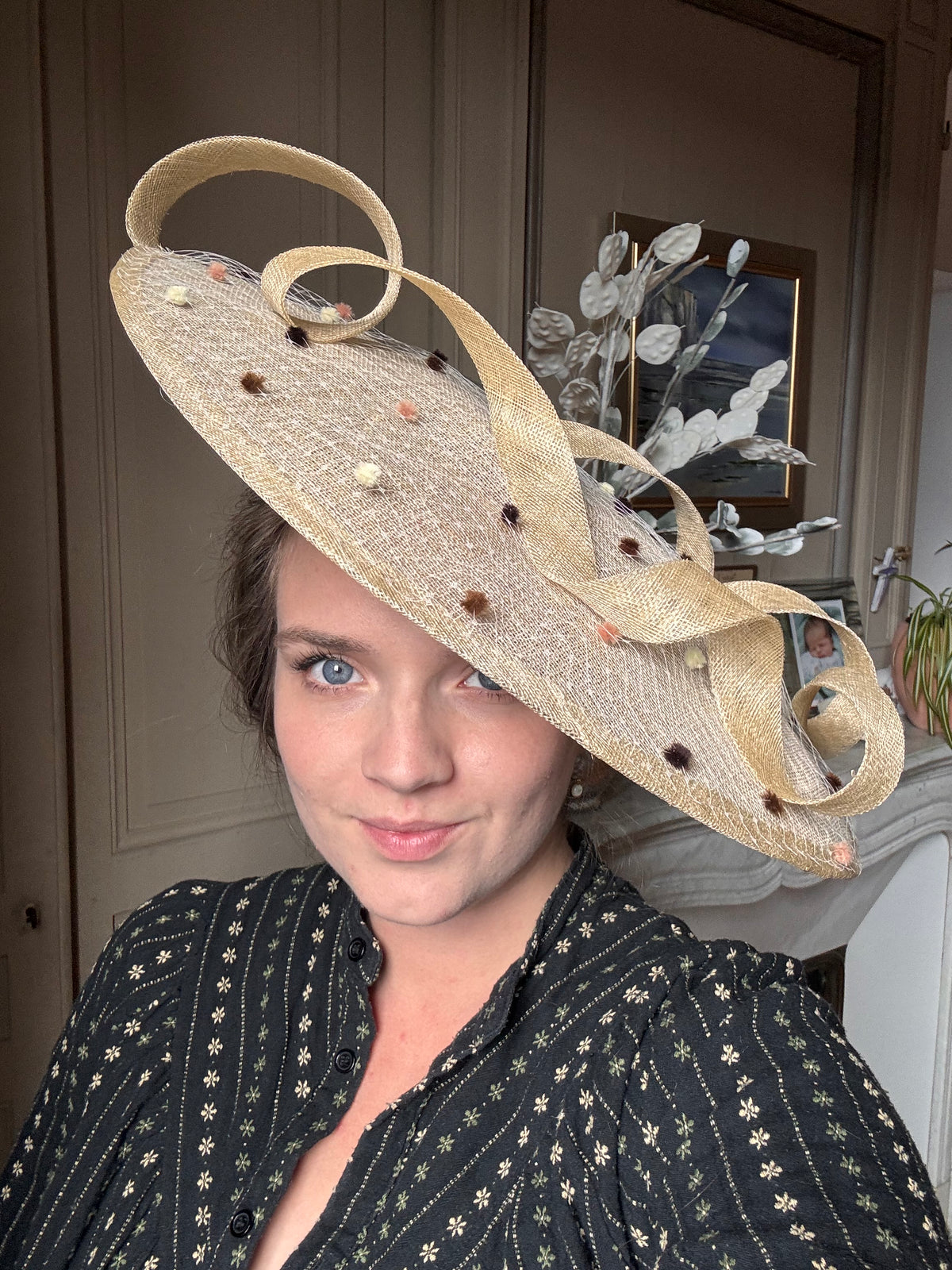 Chapeau de cérémonie sur serre-tête