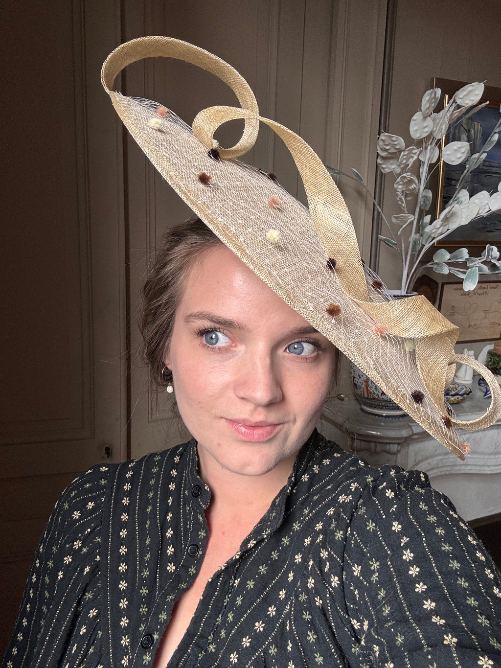 Chapeau de cérémonie sur serre-tête