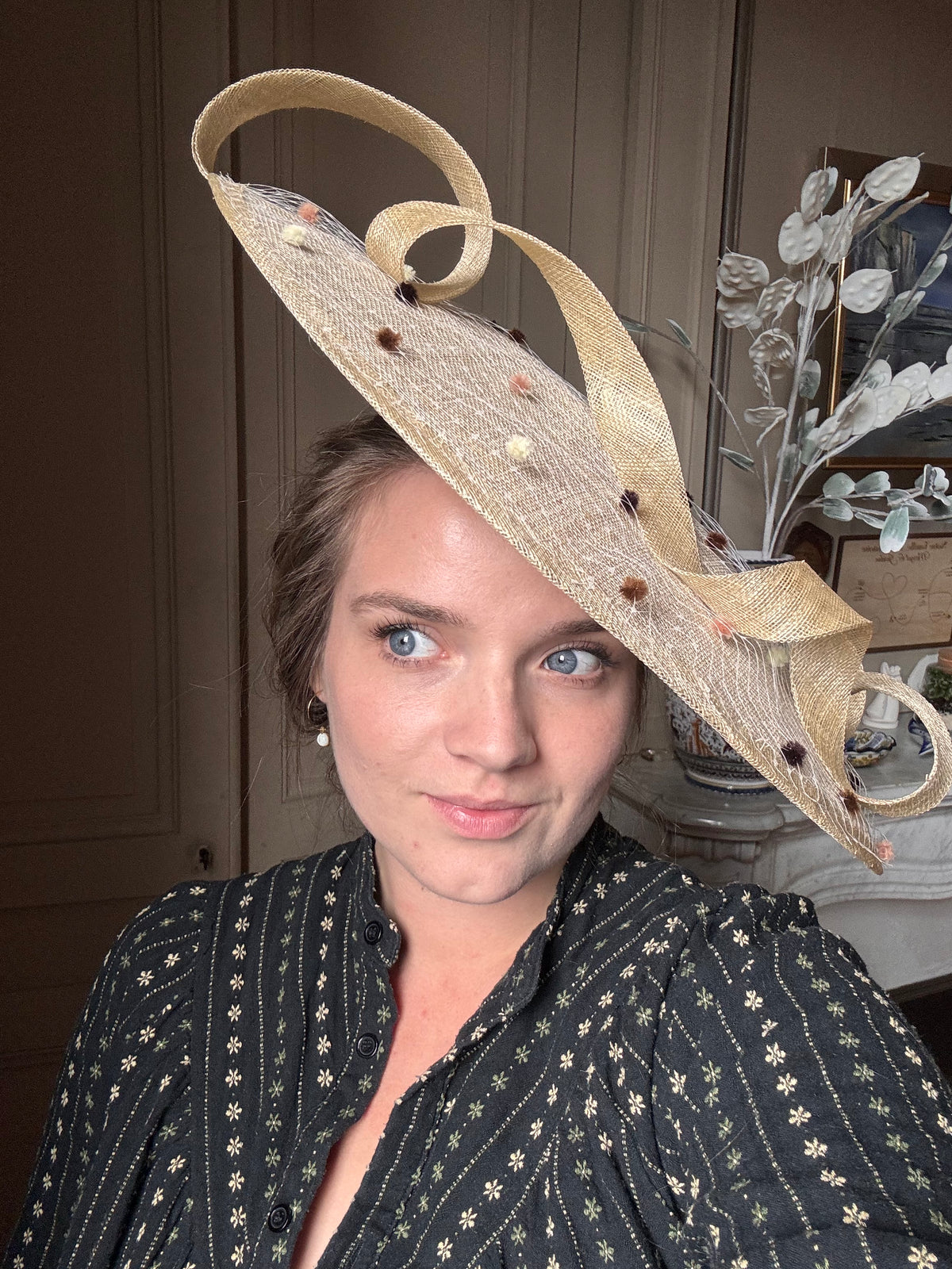 Chapeau de cérémonie sur serre-tête