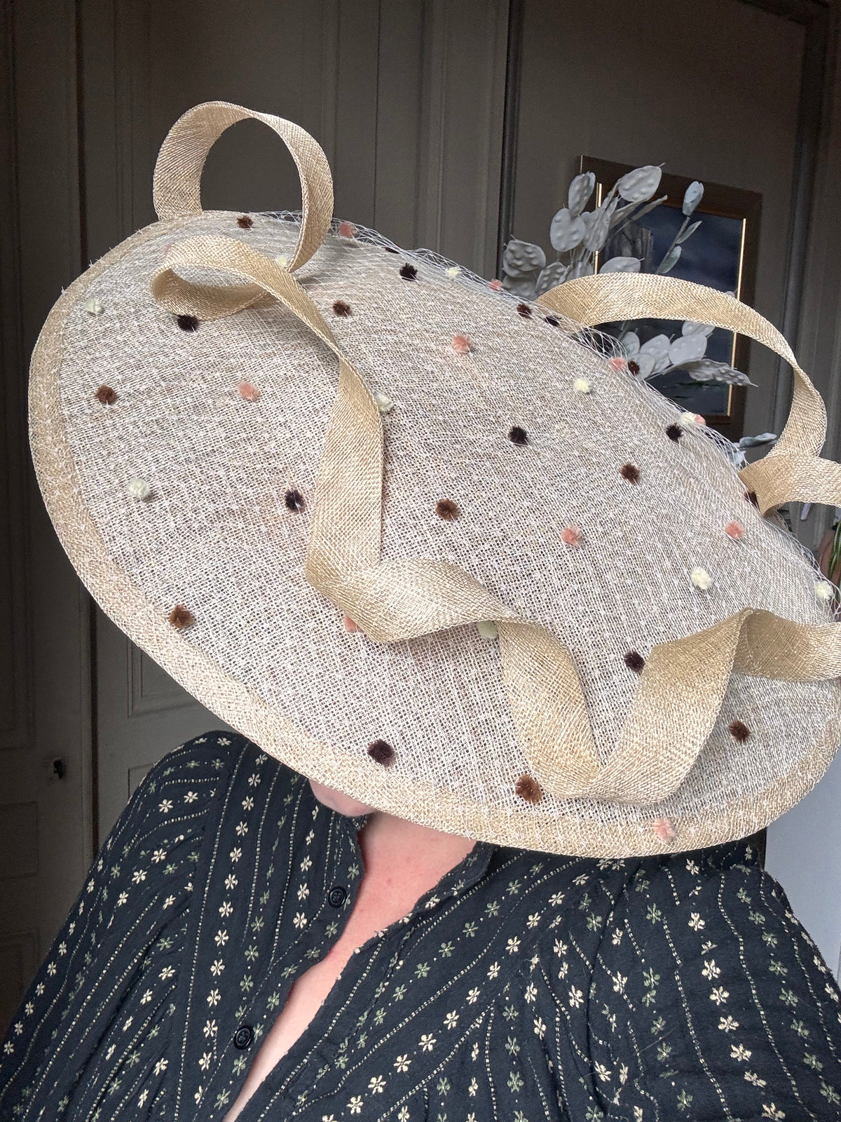 Chapeau de cérémonie sur serre-tête