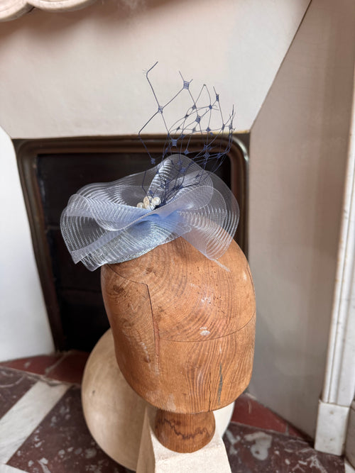 Bibi bleu pastel avec perles et voilette