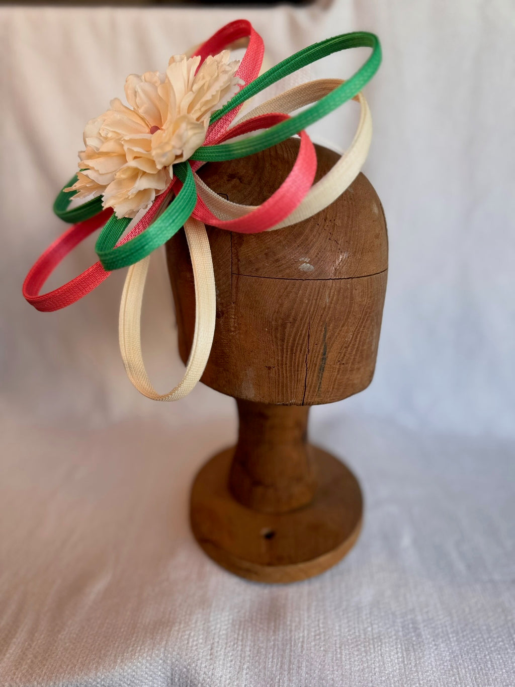 Serre-tête élégant orné d'une fleur en tissu