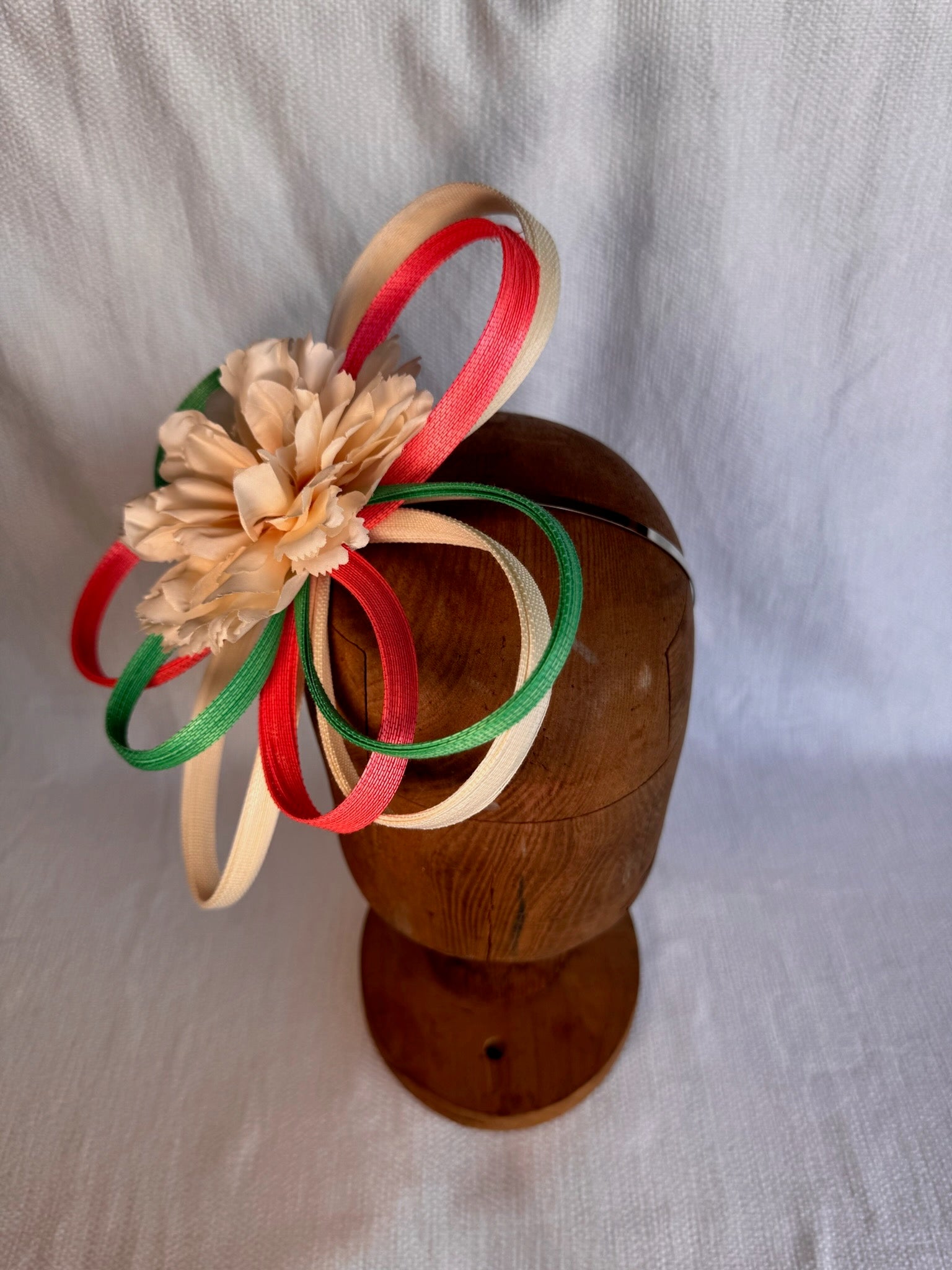Serre-tête élégant orné d'une fleur en tissu