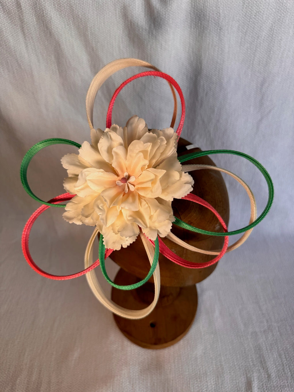 Serre-tête élégant orné d'une fleur en tissu