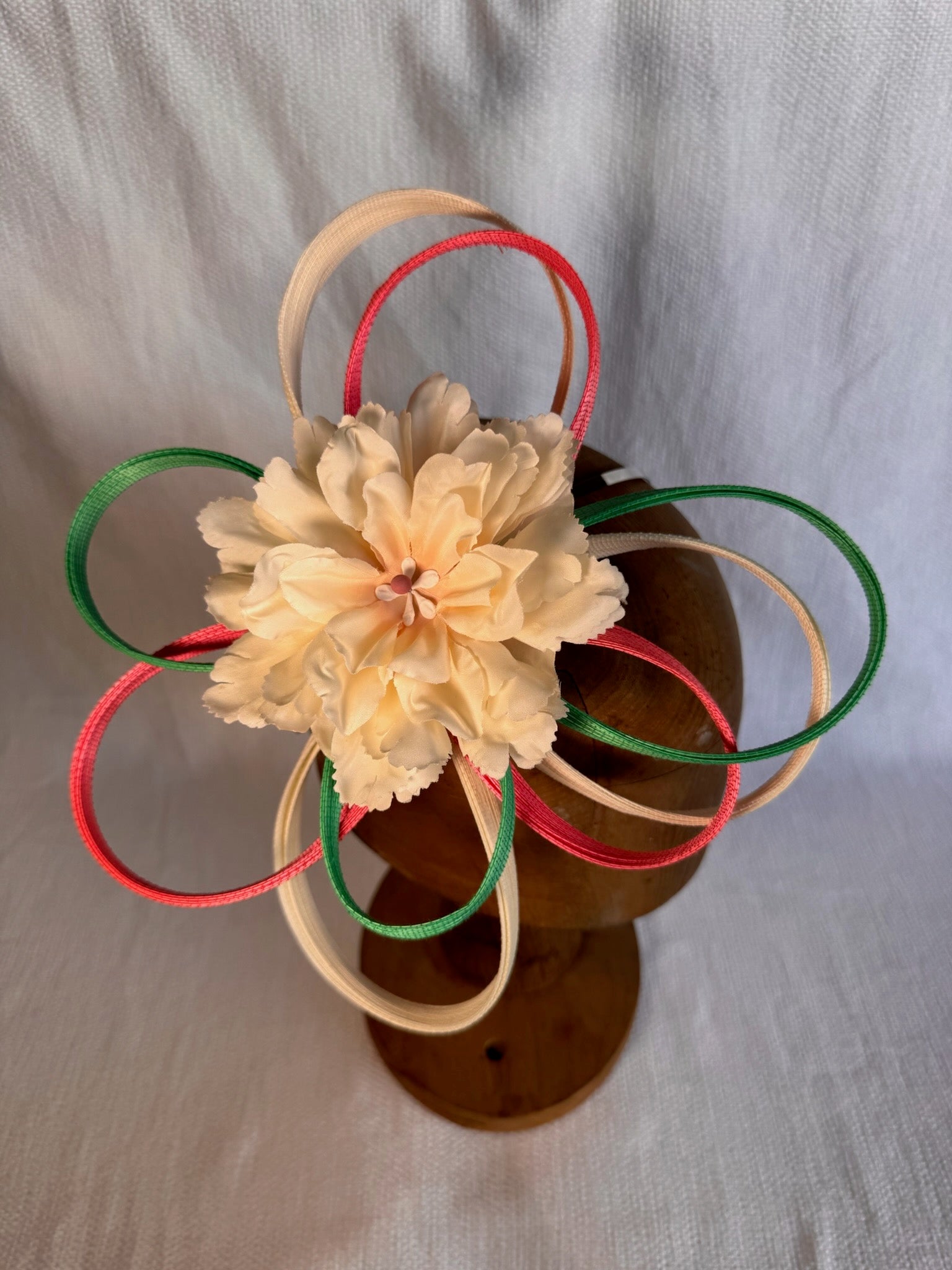 Serre-tête élégant orné d'une fleur en tissu