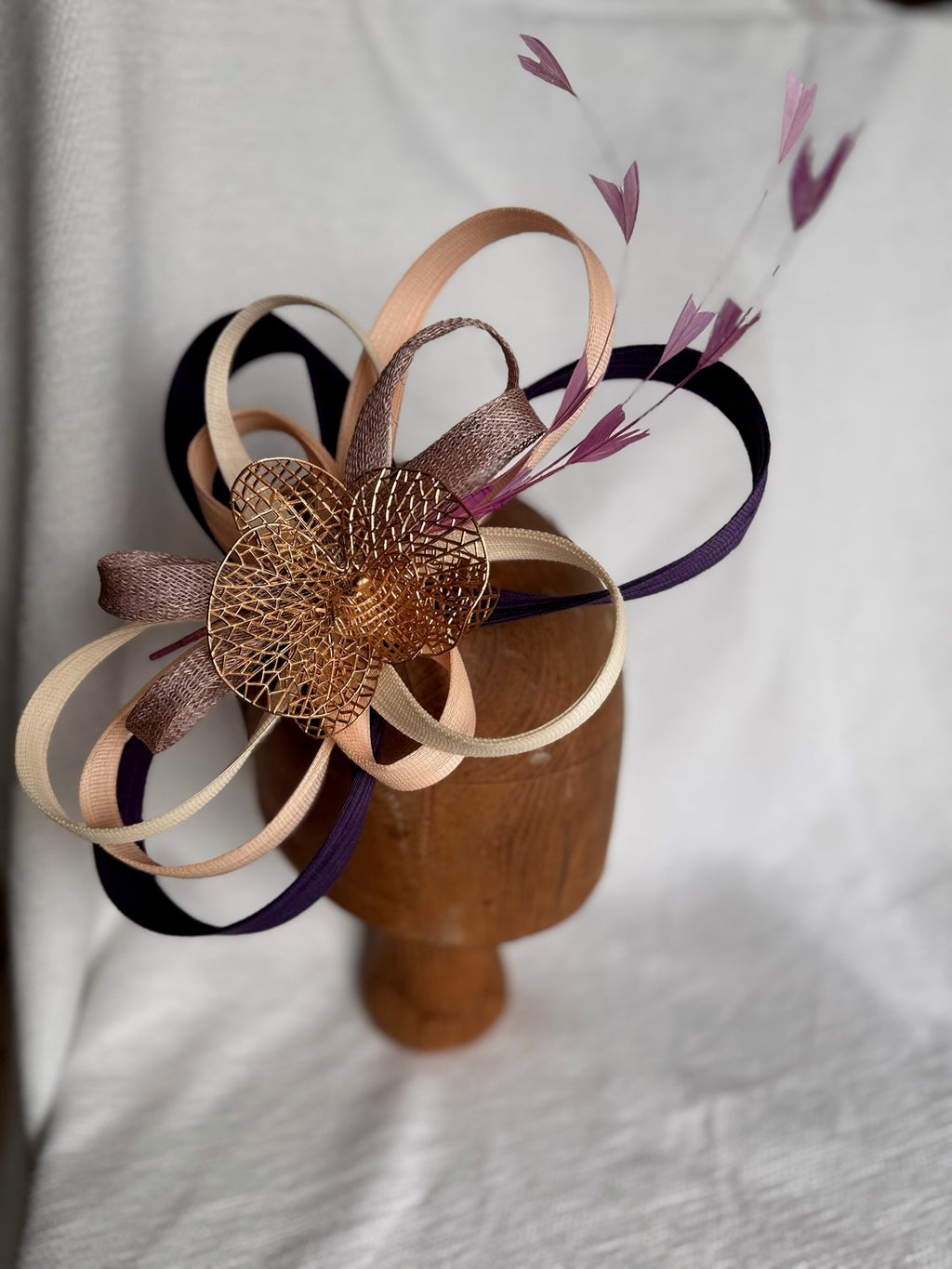 Serre-tête élégant violet orné d'une orchidée dorée