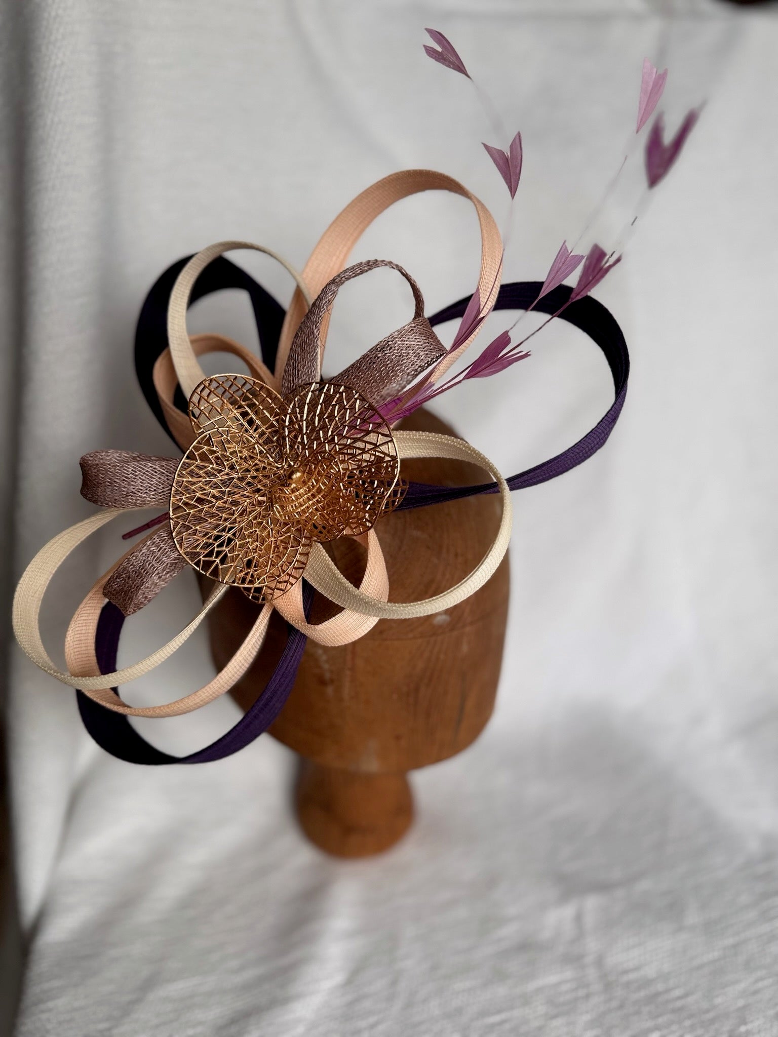 Serre-tête élégant violet orné d'une orchidée dorée