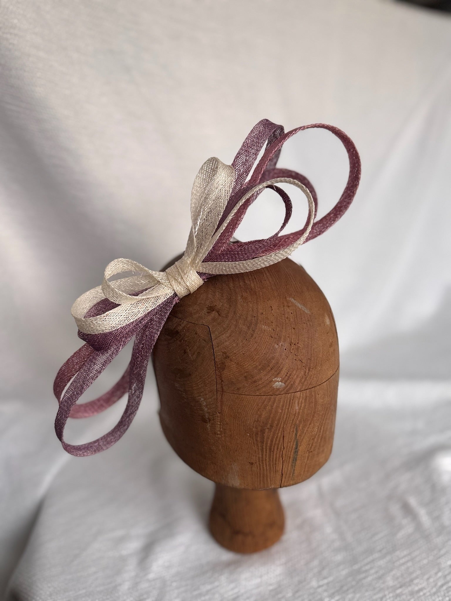 Serre-tête élégant avec nœud en fibres naturelles violet et blanc