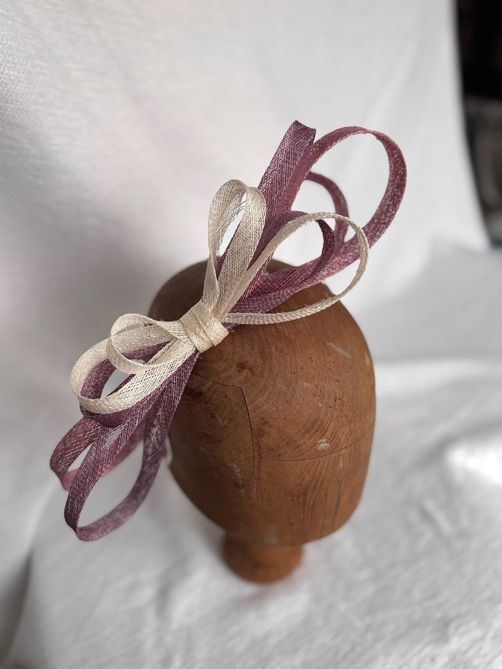 Serre-tête élégant avec nœud en fibres naturelles violet et blanc