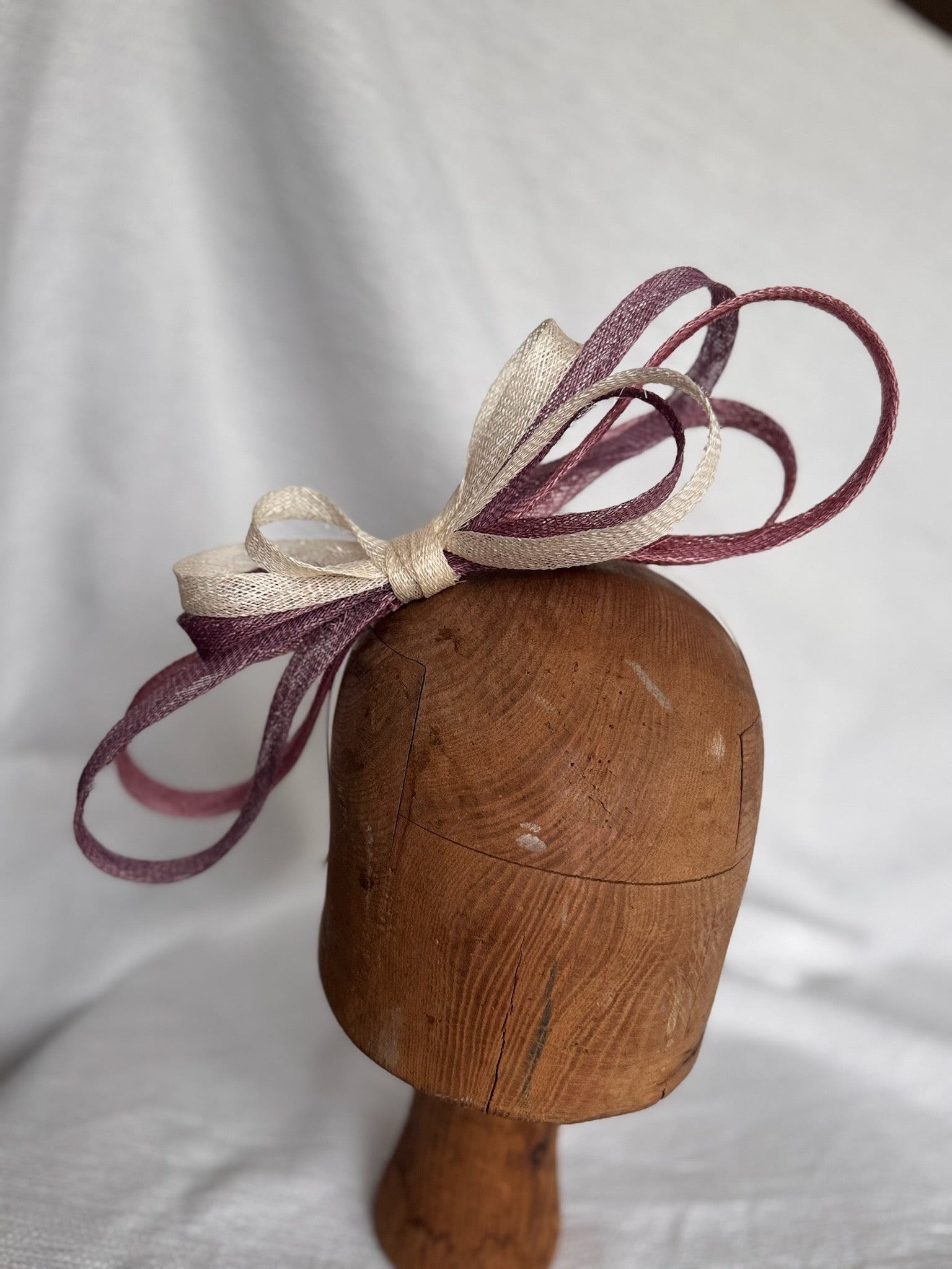 Serre-tête élégant avec nœud en fibres naturelles violet et blanc