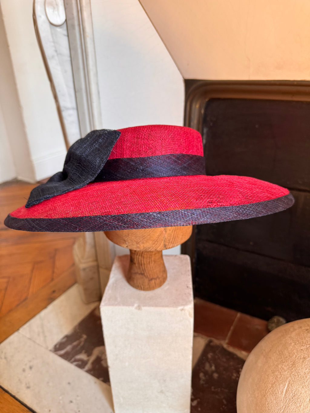 Chapeau de cérémonie marine et rouge avec un noeud marine
