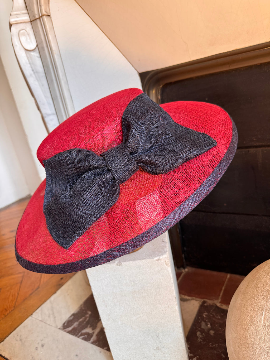 Chapeau de cérémonie marine et rouge avec un noeud marine