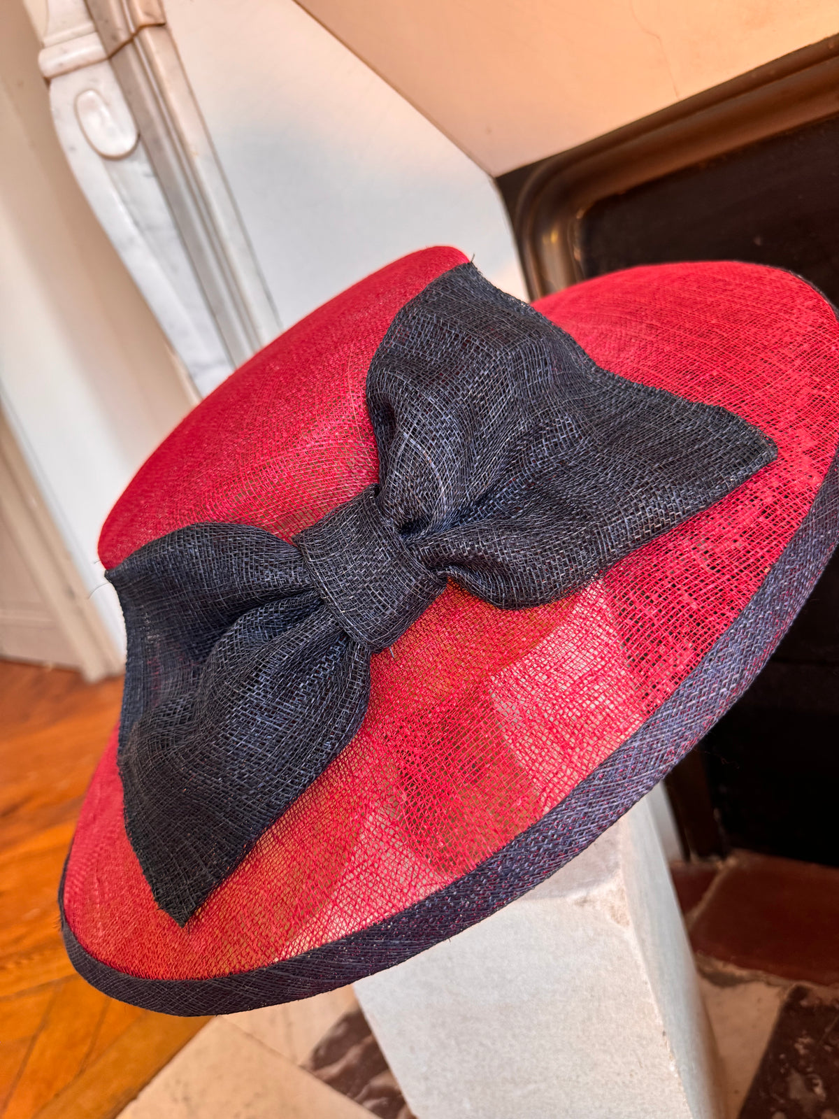 Chapeau de cérémonie marine et rouge avec un noeud marine
