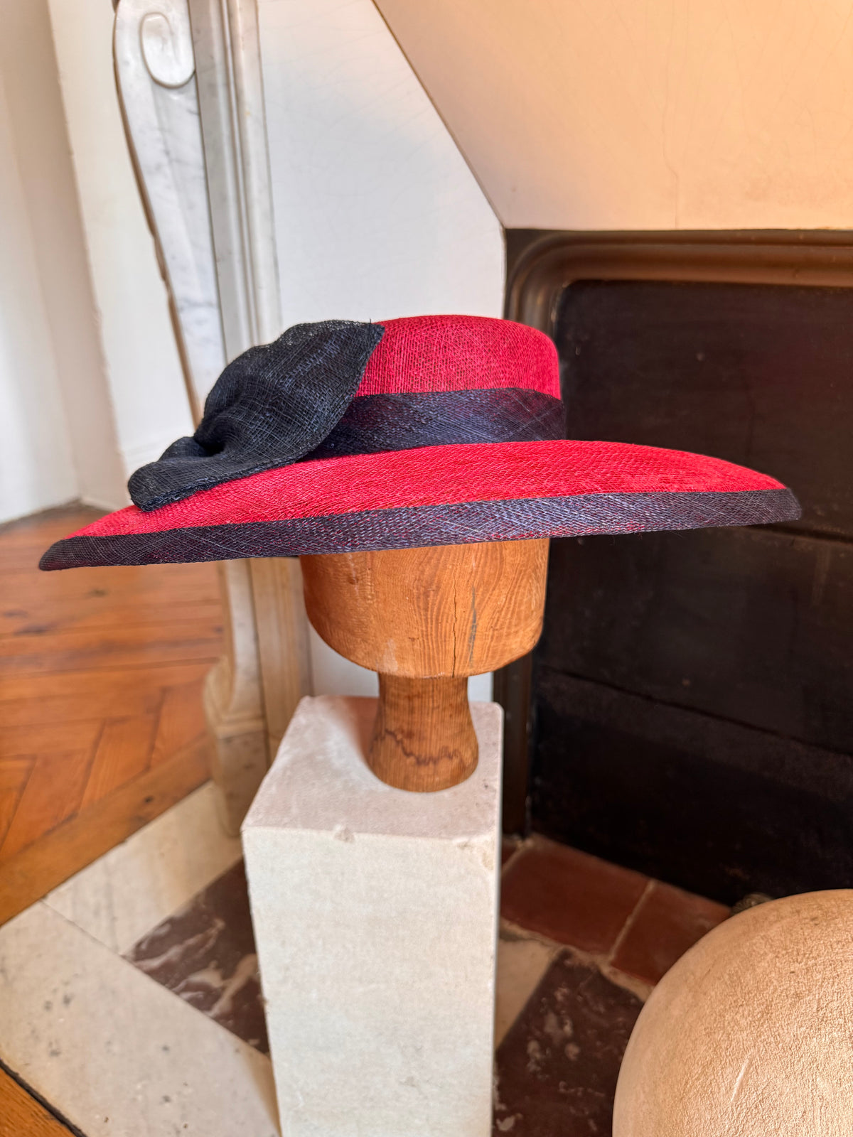 Chapeau de cérémonie marine et rouge avec un noeud marine