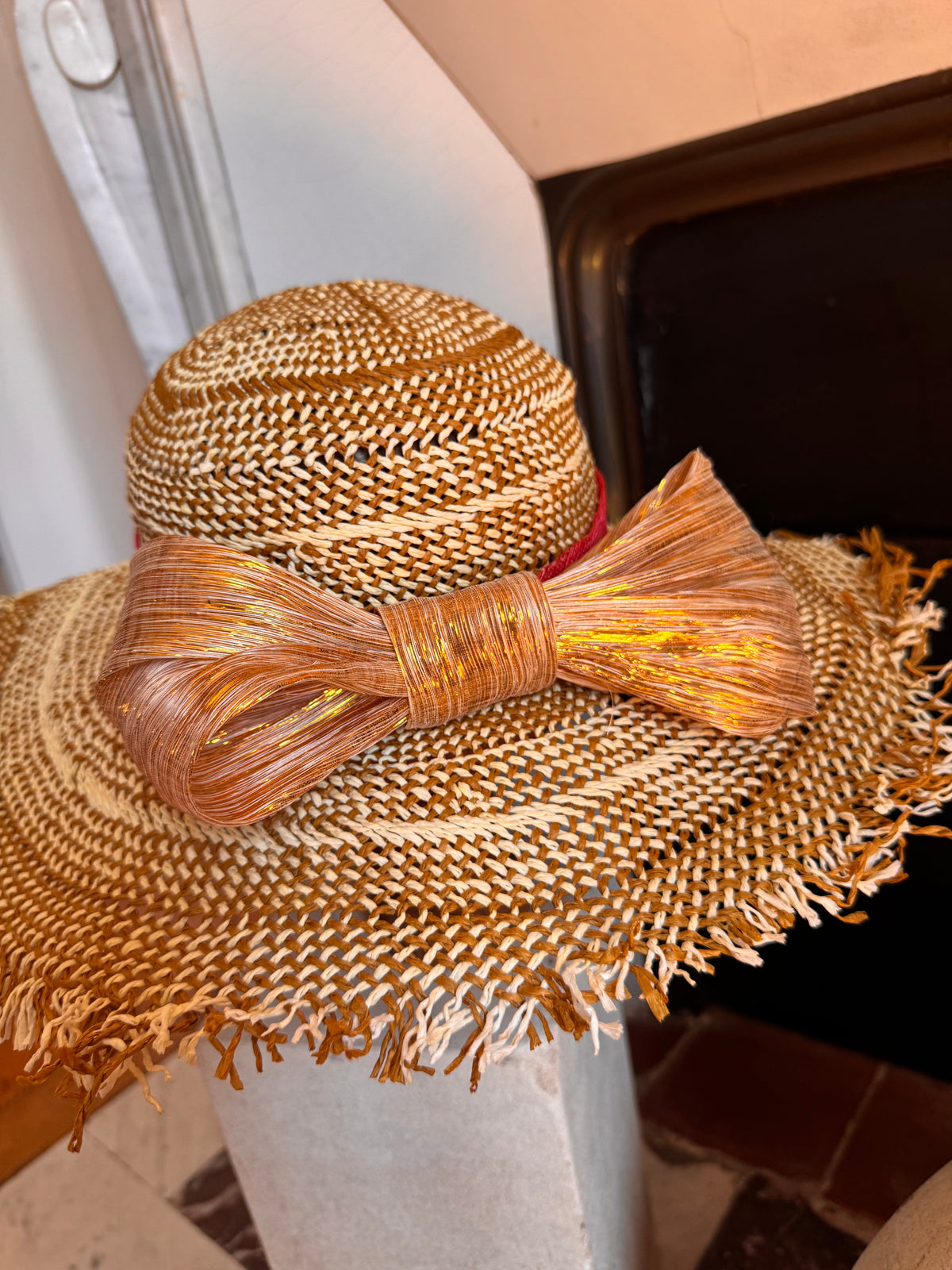 Chapeau aux bords effilés - noeud doré et ruban en sinamay rouge framboise