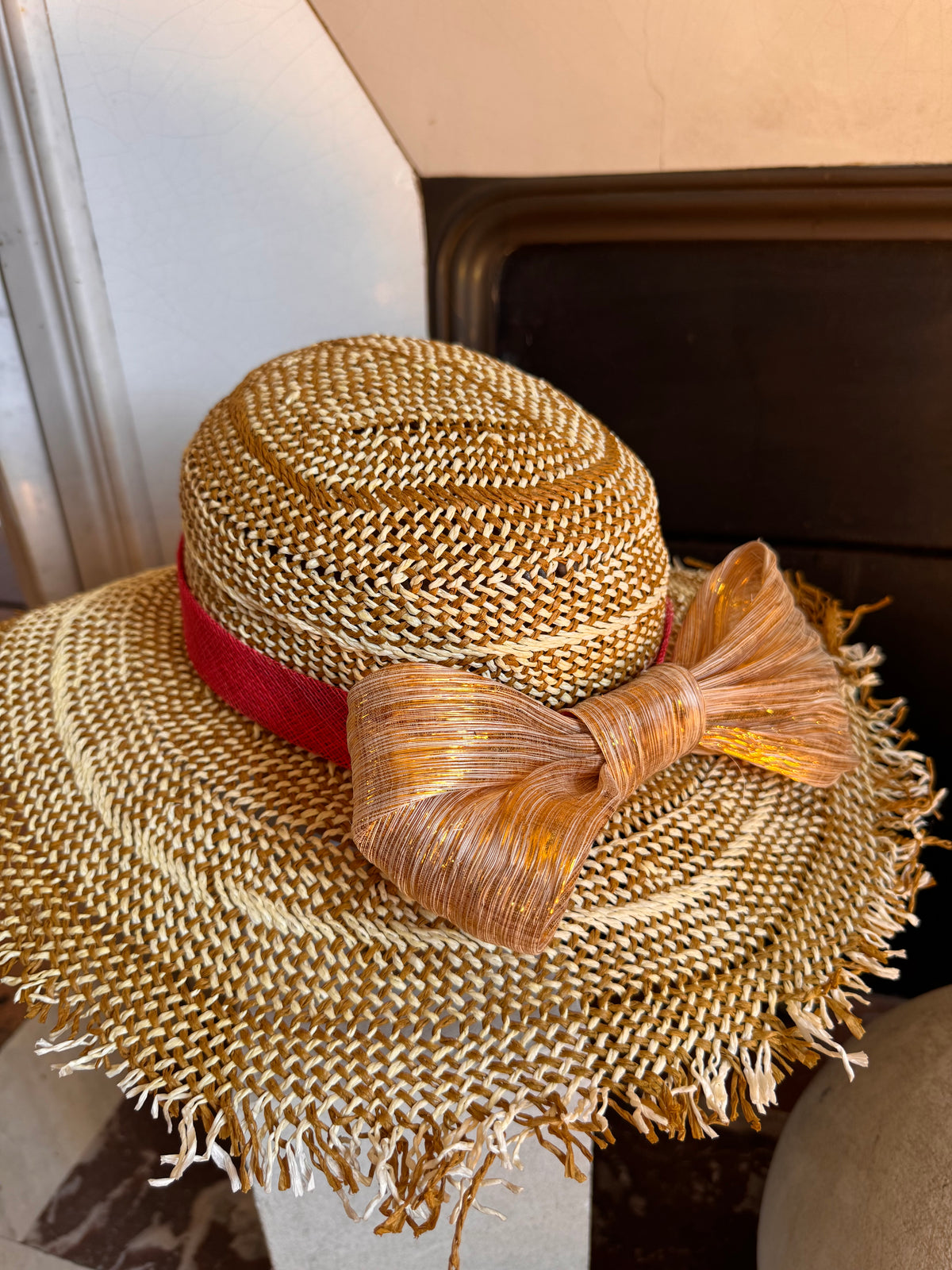 Chapeau aux bords effilés - noeud doré et ruban en sinamay rouge framboise