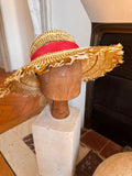 Chapeau aux bords effilés - noeud doré et ruban en sinamay rouge framboise