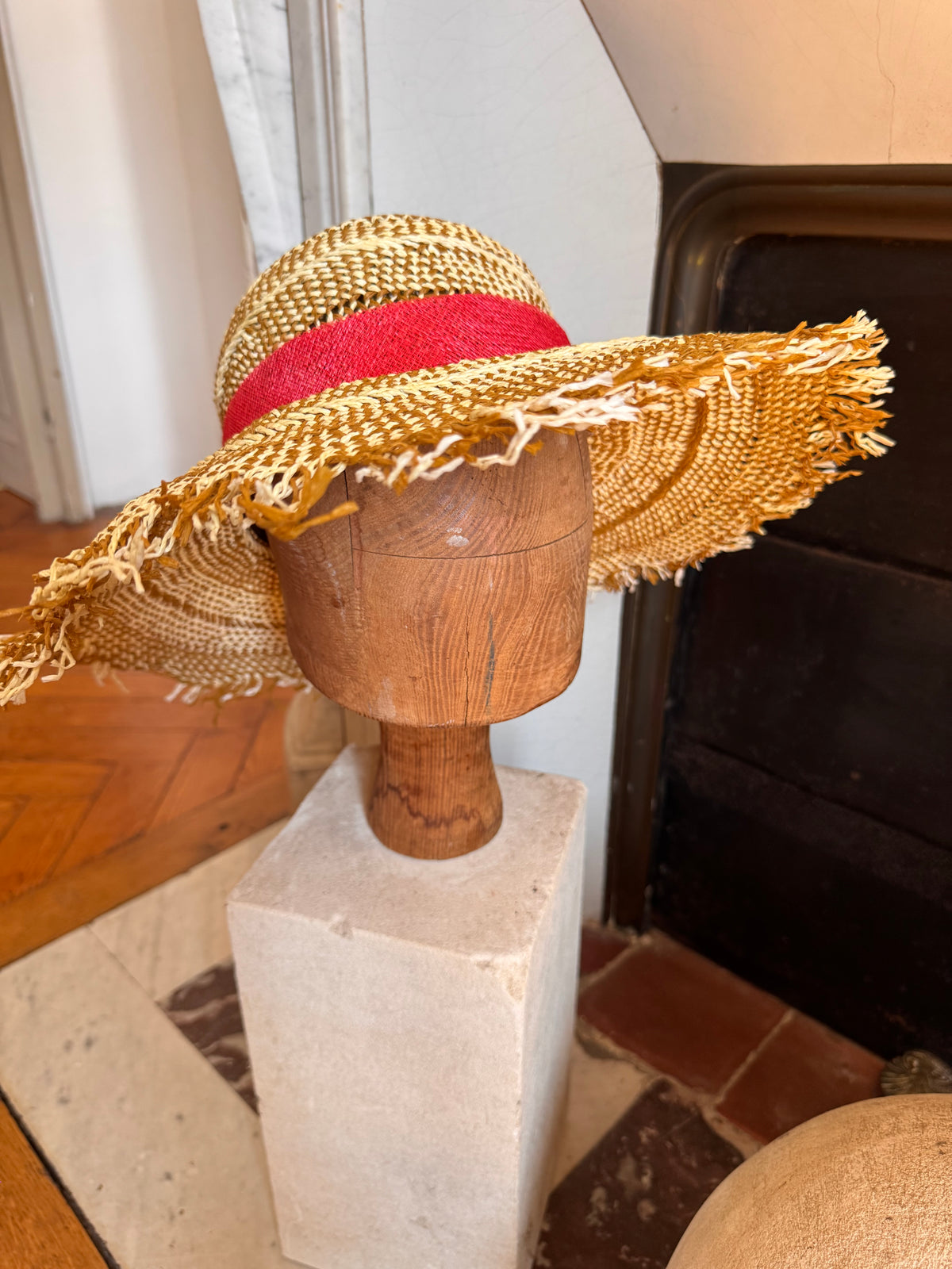 Chapeau aux bords effilés - noeud doré et ruban en sinamay rouge framboise
