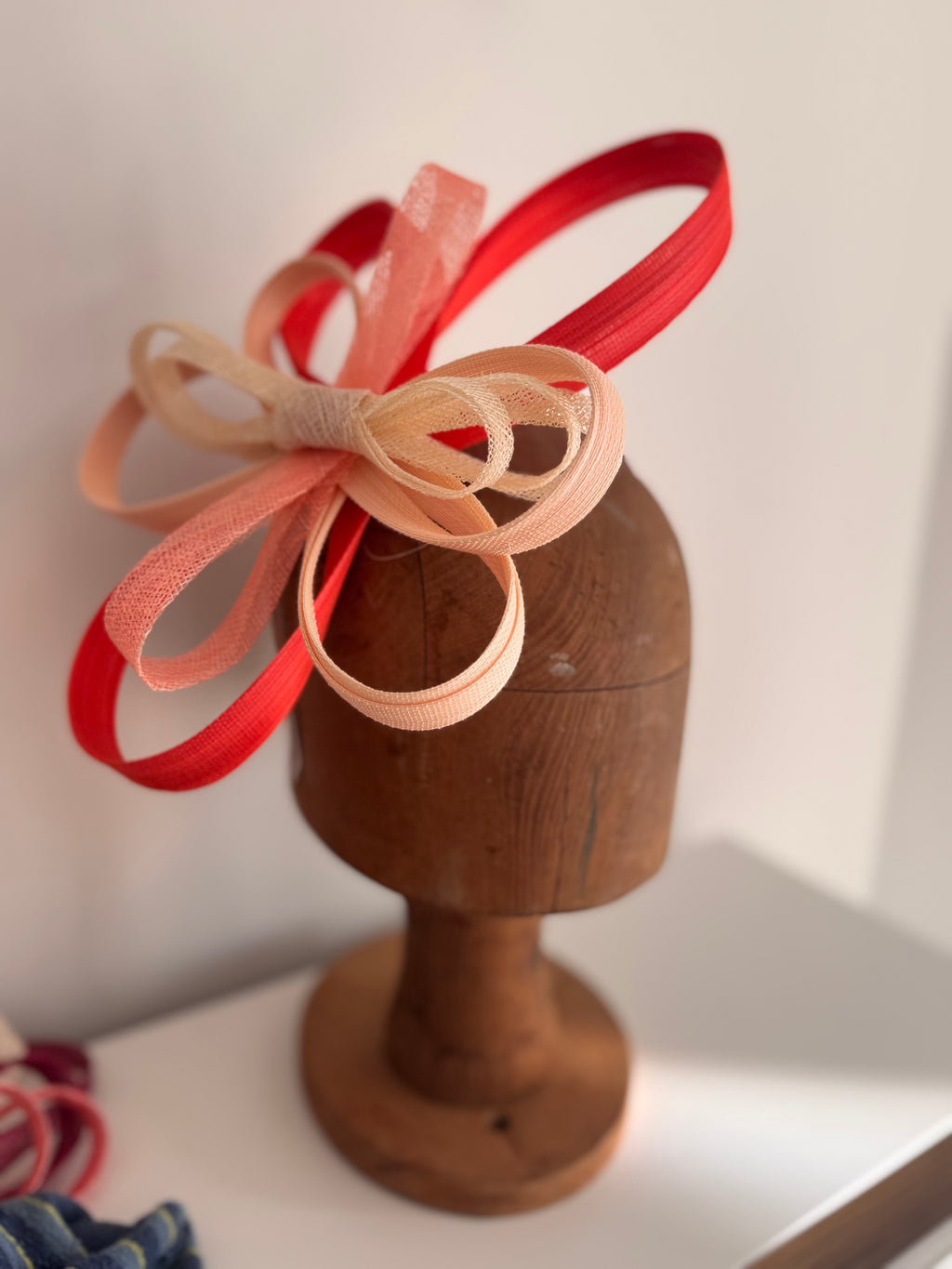 Serre-tête chic avec nœud en fibres naturelles corail et beige