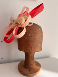 Serre-tête chic avec nœud en fibres naturelles corail et beige