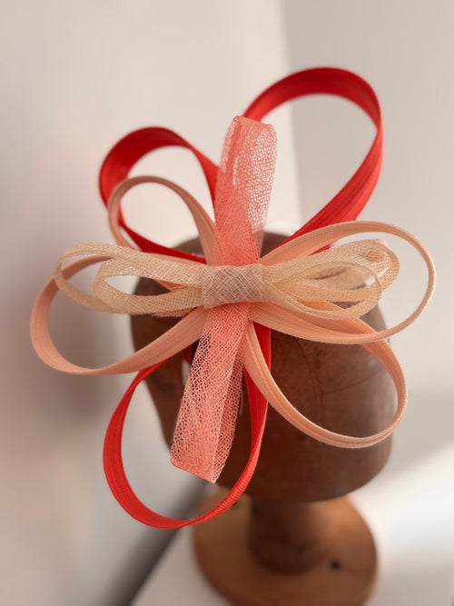Serre-tête chic avec nœud en fibres naturelles corail et beige
